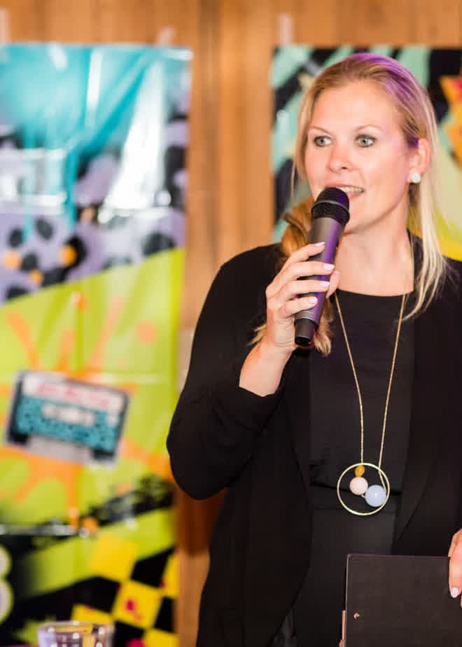 Quizmaster voor een kleurrijk decor